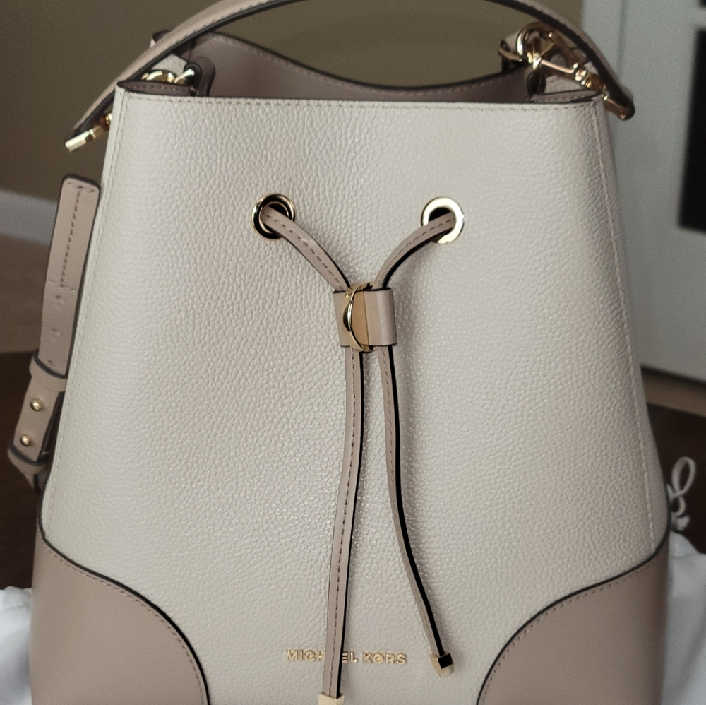 Michael Kors Mercer Medium Womens Handbag